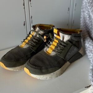 Men’s Hey Dude Mid Trail Shoes size 8 in Dusty olive/oatmeal